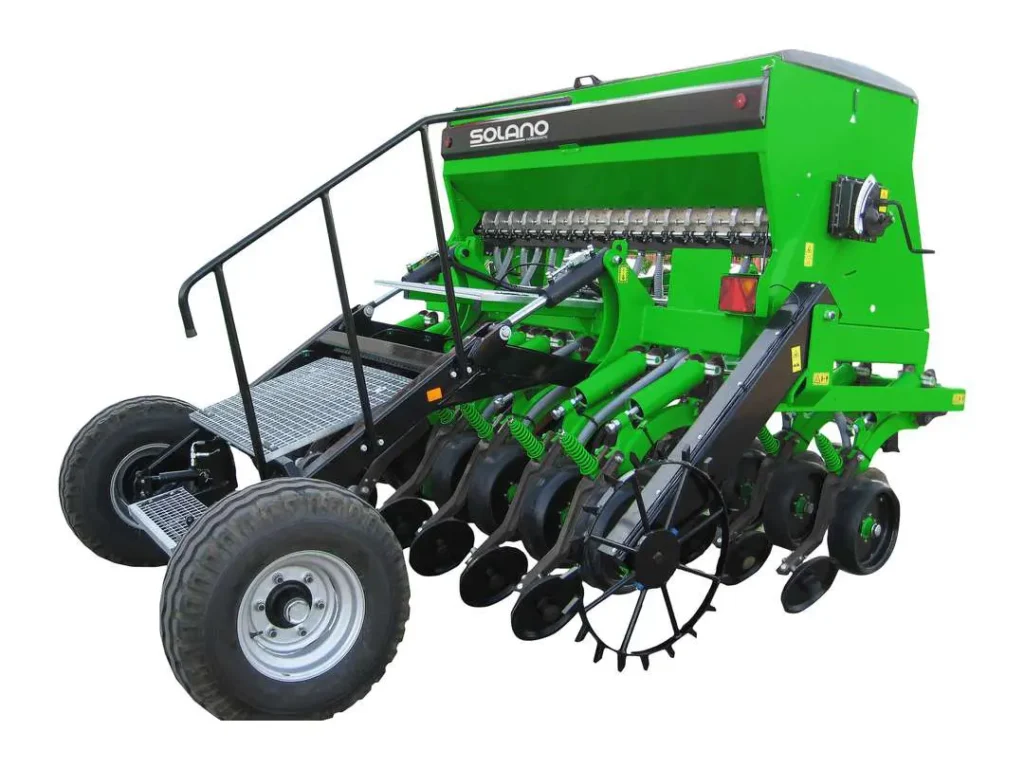 Sembradora directa mecánica SD-300‑17 trabajando en campo, con discos de enterrado y ruedas compactadoras. Recambios para Sembradoras Agrícolas