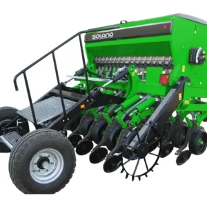 Sembradora directa mecánica SD-300‑17 trabajando en campo, con discos de enterrado y ruedas compactadoras. Recambios para Sembradoras Agrícolas