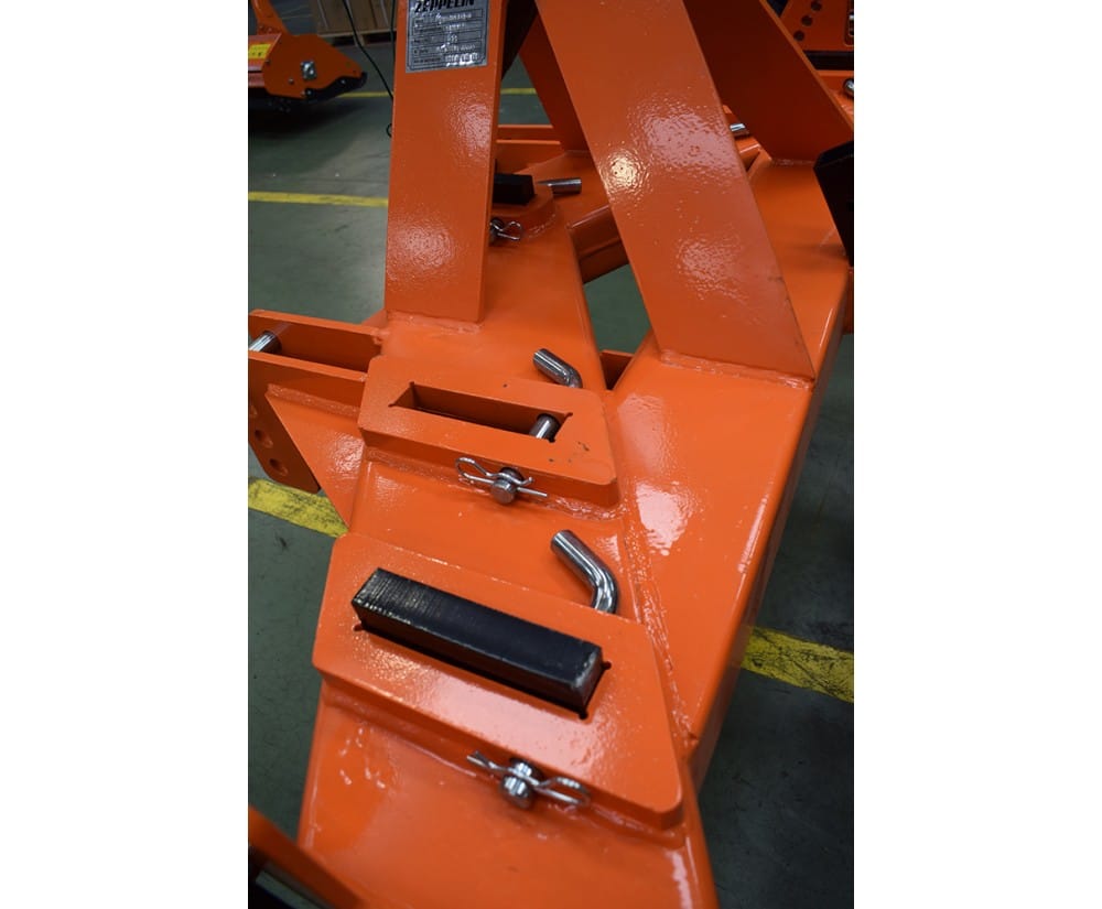 Comprar maquinaria agrícola en tienda online Subsolador Zeppelin trabajando en campo, rompiendo capas compactadas y aireando el suelo